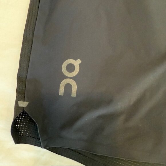 Great condition ON Run On Cloud Lightweight Shorts in black. Size Medium - Picture 2 of 4